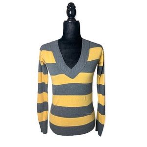 154✨Mossimo V Neck Sweater Top✨